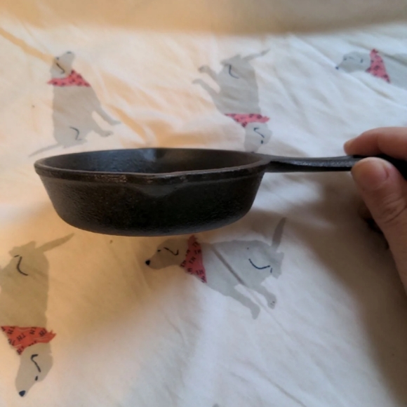 New Lodge 3.5 inch mini cast iron skillet, snowflake pattern - Picture 3 of 3